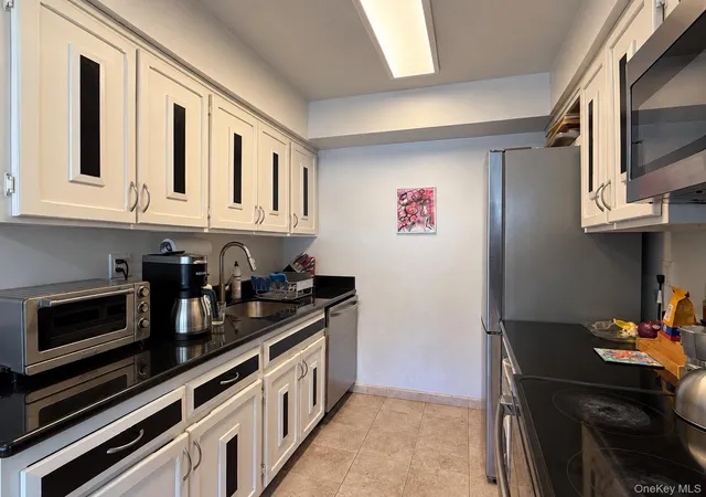 Photo 4 of Condo for sale at 921 Colony Dr, Greenburgh, NY 10530 | MLS# 1063108 | Listing updated on 2026-10-19