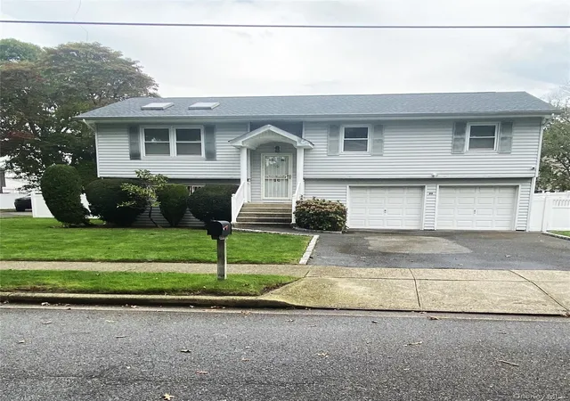 Single family home for sale at 20 Sentinel Pl, Oyster Bay, NY 11758 | MLS# 1063204
