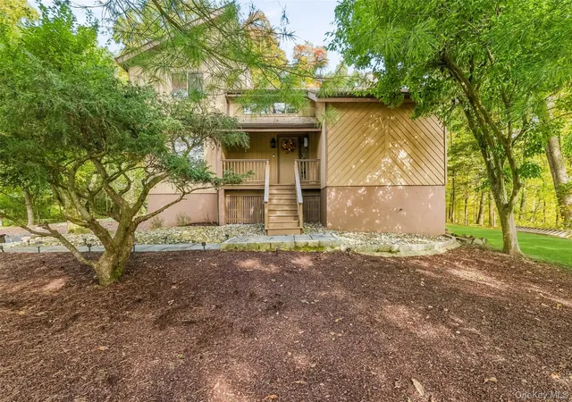 Photo 3 of Single family home for sale at 4 Amanda Ct, Cortlandt, NY 10567 | MLS# 1063254 | Listing updated on 2026-10-23