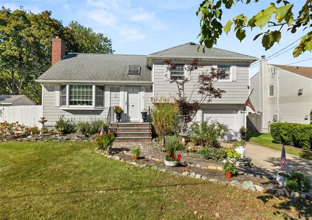 Single family home for sale at 3 Lewis Cir, Babylon, NY 11702 | MLS# 1063427
