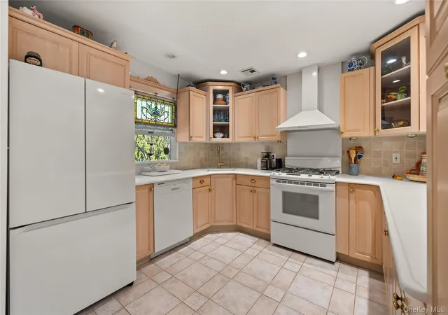 Photo 3 of Single family home for sale at 3 Lewis Cir, Babylon, NY 11702 | MLS# 1063427 | Listing updated on 2026-10-18