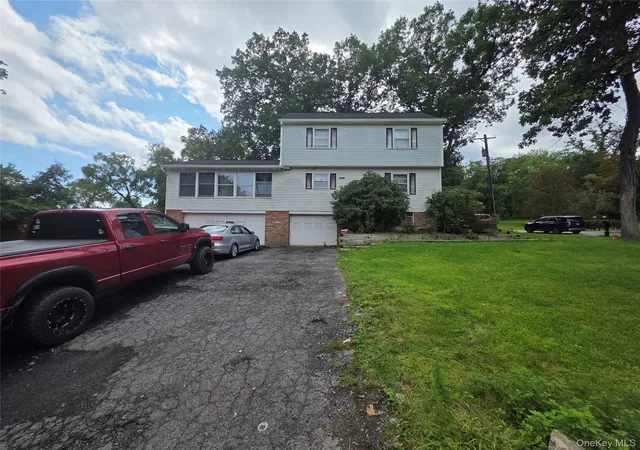 Photo 2 of Single family home for sale at 1 Dogwood Dr, Woodbury, NY 10917 | MLS# 1063434 | Listing updated on 2026-10-17