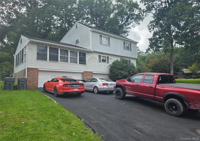 Photo 4 of Single family home for sale at 1 Dogwood Dr, Woodbury, NY 10917 | MLS# 1063434 | Listing updated on 2026-10-17