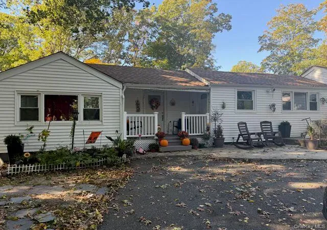 Single family home for sale at 104 Lexington Ave, Islip, NY 11722 | MLS# 1063452