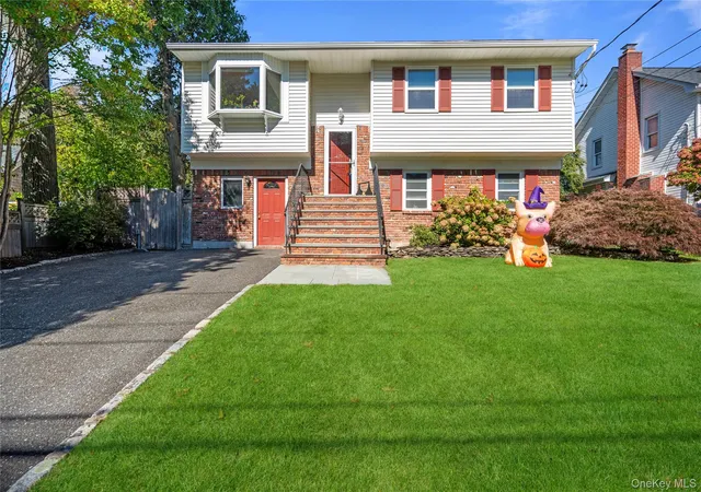 Photo 1 of Single family home for sale at 37 Bellecrest Ave, Huntington, NY 11731 | MLS# 1063667 | Listing updated on 2026-10-29