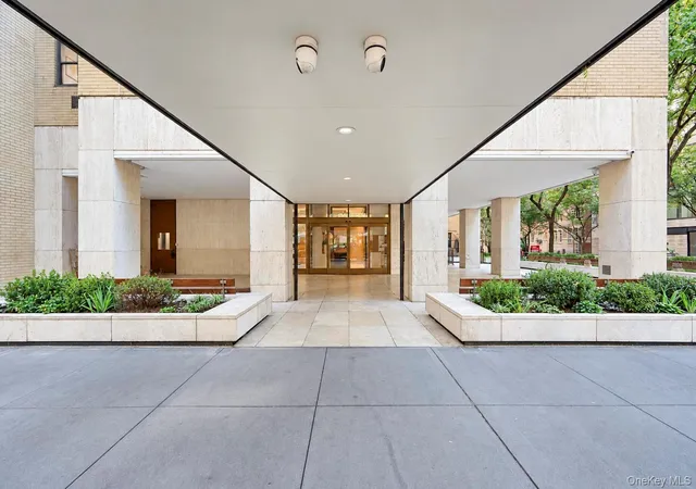 Photo 4 of House for sale at 1065 Park Ave #19C, New York, NY 10128 | MLS# 1063698 | Listing updated on 2026-10-21