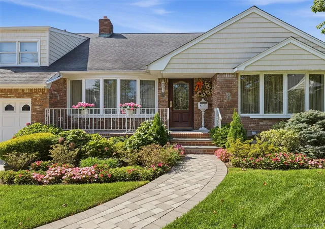 Photo 3 of Single family home for sale at 5 Major Ct, Hempstead, NY 11570 | MLS# 1063703 | Listing updated on 2026-10-28