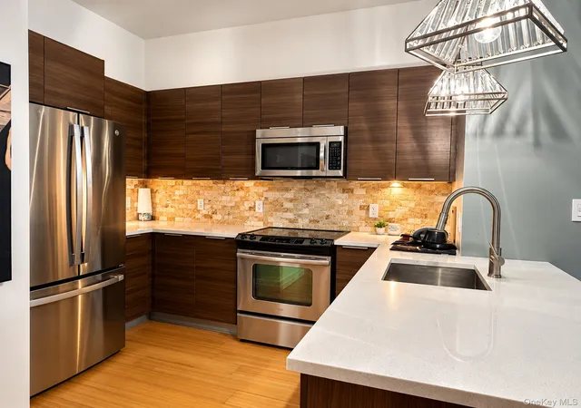 Photo 3 of Condo for sale at 701 Ridge Hl Blvd #12J, Yonkers, NY 10710 | MLS# 1063783 | Listing updated on 2026-10-20