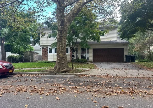 Photo 2 of Single family home for sale at 4 Shire Ct, Huntington, NY 11740 | MLS# 1063992 | Listing updated on 2026-10-19