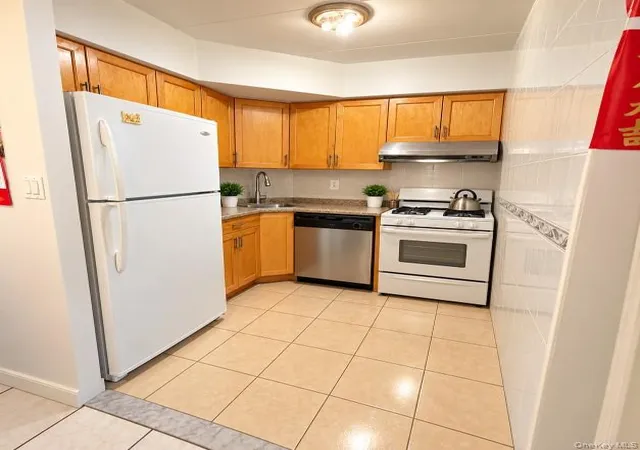 Photo 3 of Condo for sale at 139-35 35th Avenue #4C, New York, NY 11354 | MLS# 1064095 | Listing updated on 2026-10-20