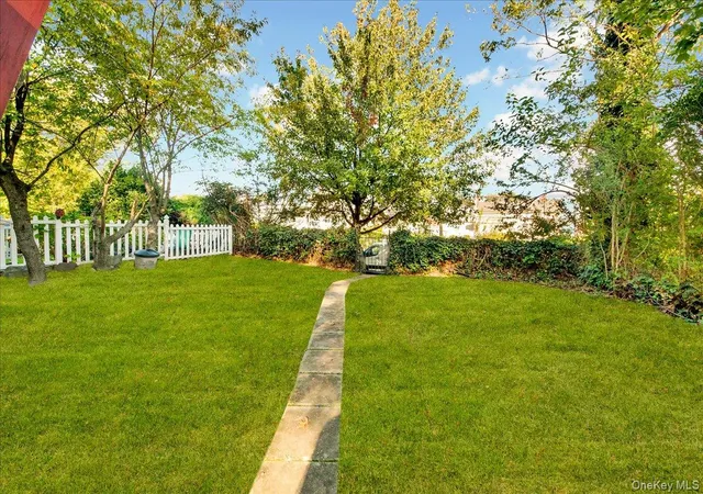 Listing Photo 3 - Condo for sale in building located at 8 Soundview Ter, New York, NY 10465 - Unit #8