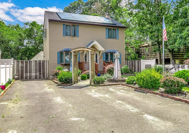Photo 4 of Single family home for sale at 17 Victory Ave, Brookhaven, NY 11967 | MLS# 1064115 | Listing updated on 2026-10-25