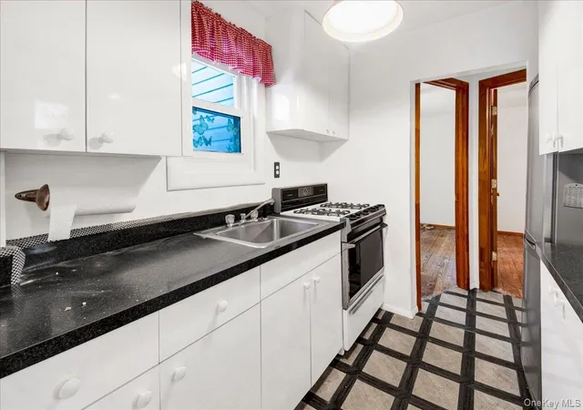 Photo 3 of House for sale at 71 Balsam Pl #71, New York, NY 10465 | MLS# 1064118 | Listing updated on 2026-10-26
