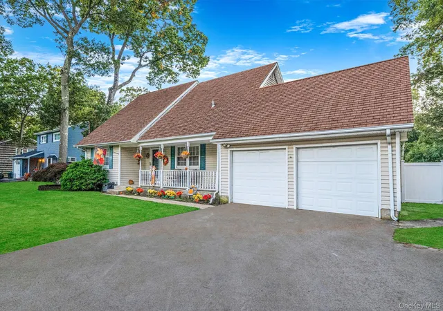 Photo 3 of Single family home for sale at 246 Lake Ave S, Smithtown, NY 11767 | MLS# 1064265 | Listing updated on 2026-10-24