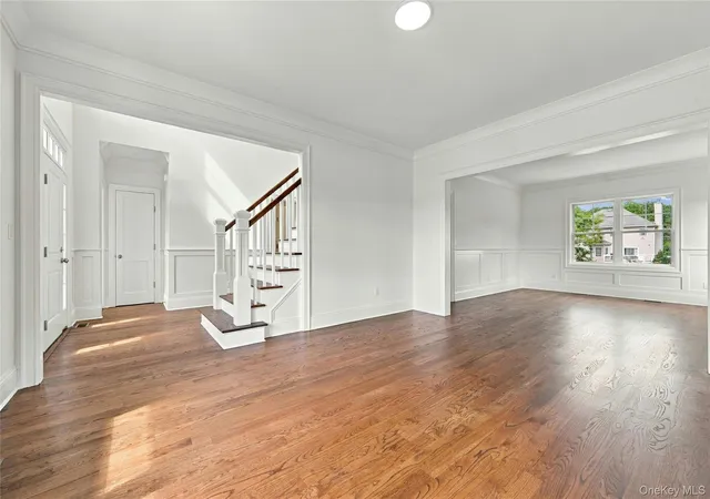 Photo 4 of Single family home for sale at 471 Clay Pitts Rd, Huntington, NY 11731 | MLS# 1064330 | Listing updated on 2026-10-29