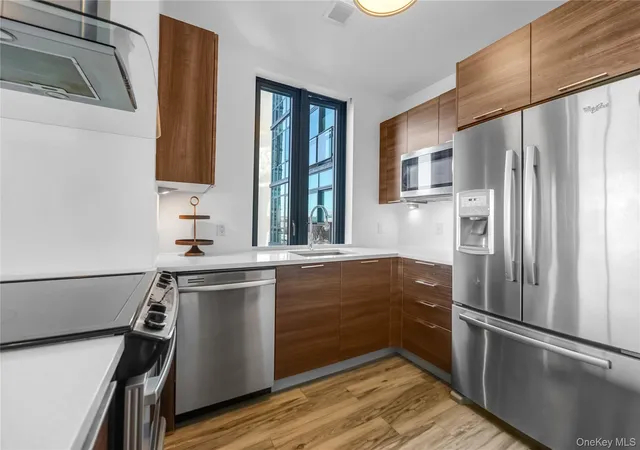 Photo 4 of Condo for sale at 701 Ridge Hl Blvd #8M, Yonkers, NY 10710 | MLS# 1064574 | Listing updated on 2026-10-22