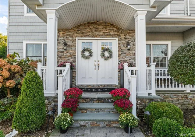 Photo 1 of Single family home for sale at 6 Perry Ct, Oyster Bay, NY 11791 | MLS# 1064650 | Listing updated on 2026-10-24