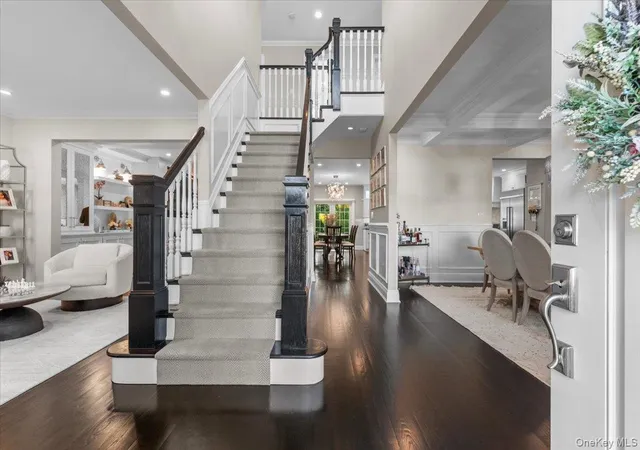 Photo 2 of Single family home for sale at 6 Perry Ct, Oyster Bay, NY 11791 | MLS# 1064650 | Listing updated on 2026-10-24
