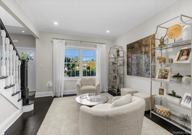 Photo 3 of Single family home for sale at 6 Perry Ct, Oyster Bay, NY 11791 | MLS# 1064650 | Listing updated on 2026-10-24