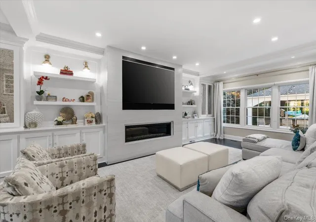 Photo 4 of Single family home for sale at 6 Perry Ct, Oyster Bay, NY 11791 | MLS# 1064650 | Listing updated on 2026-10-24