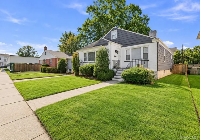 Photo 1 of Single family home for sale at 124 Bradford Ave, Mamaroneck, NY 10543 | MLS# 1064656 | Listing updated on 2026-10-25