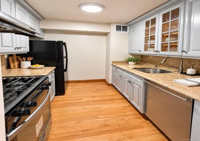 Photo 4 of Condo for sale at 15038 Union Turnpike #8J, New York, NY 11367 | MLS# 1064703 | Listing updated on 2026-10-21