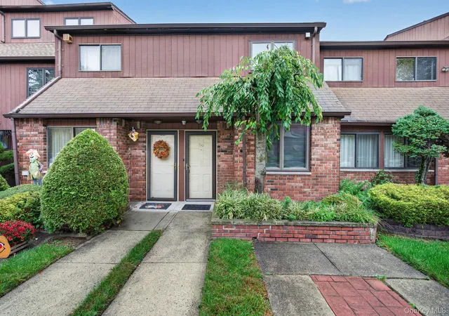 Photo 3 of Condo for sale at 59 Stonegate Dr, New York, NY 10304 | MLS# 1064811 | Listing updated on 2026-10-21