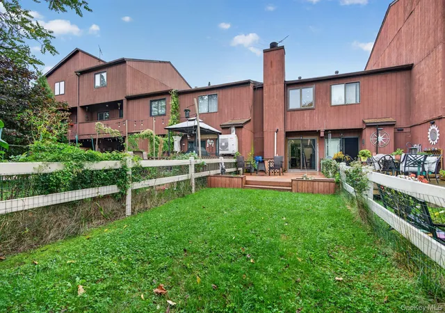 Photo 4 of Condo for sale at 59 Stonegate Dr, New York, NY 10304 | MLS# 1064811 | Listing updated on 2026-10-21