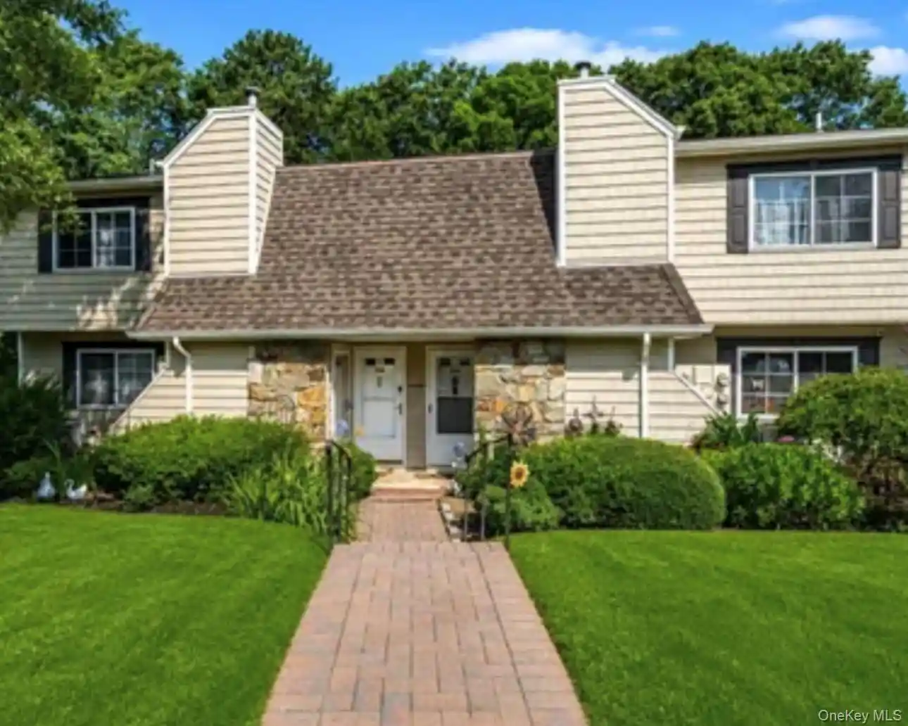 Listing Photo 1 - Condo for sale in 186 Lake Pt Cir located at 186 Lake Pt Cir, Brookhaven, NY 11953 - Unit #186