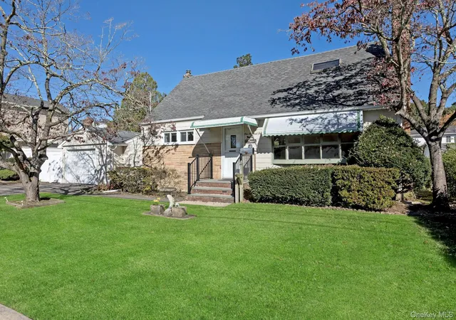 Single family home for sale at 105 N Oak St, Oyster Bay, NY 11758 | MLS# 1065061