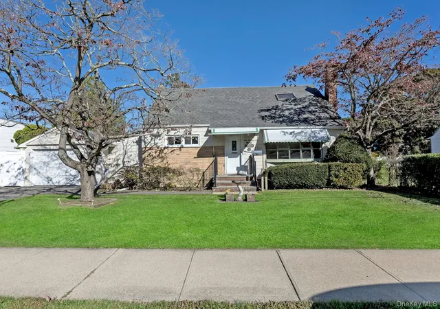 Photo 1 of Single family home for sale at 105 N Oak St, Oyster Bay, NY 11758 | MLS# 1065061 | Listing updated on 2026-10-26
