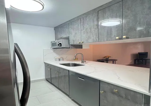 Photo 3 of Condo for sale at 300 Albany St #4L, New York, NY 10280 | MLS# 1065064 | Listing updated on 2026-10-21