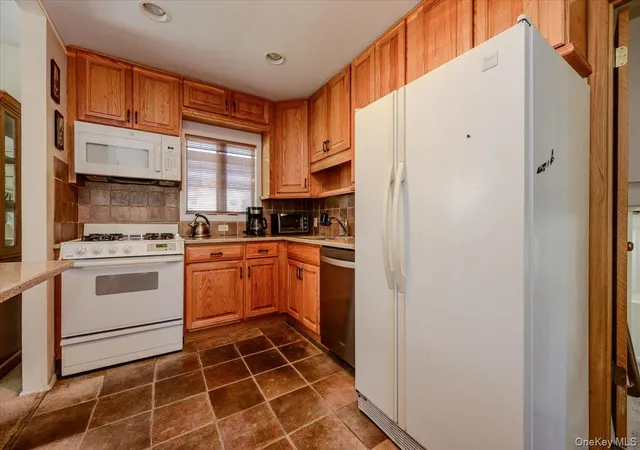 Photo 4 of Single family home for sale at 121 Pine St, Oyster Bay, NY 11762 | MLS# 1065081 | Listing updated on 2026-10-25
