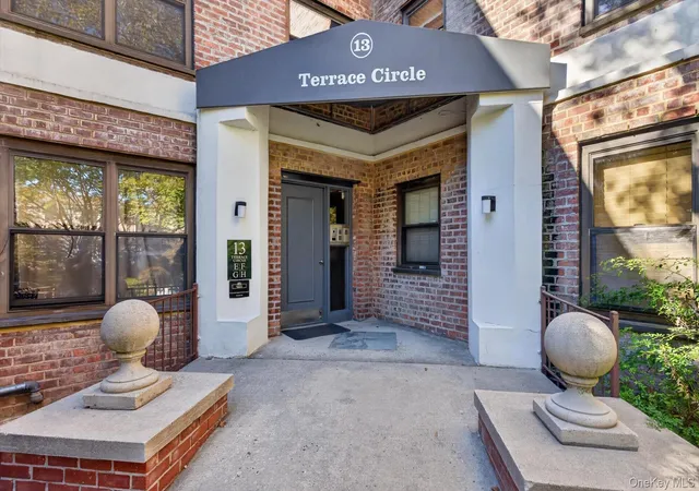 Condo for sale at 13 Terrace Cir #1-F, North Hempstead, NY 11021 | MLS# 1065090