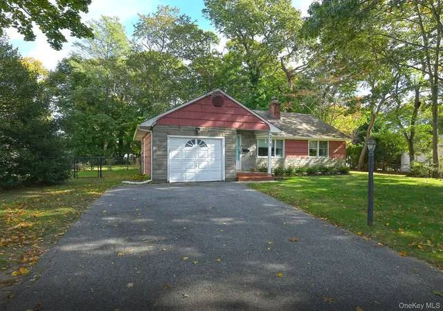 Photo 1 of Single family home for sale at 275 4th Avenue, Smithtown, NY 11780 | MLS# 1065106 | Listing updated on 2026-10-27