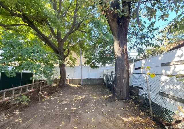 Photo 2 of Single family home for sale at 114-56 Van Wyck Expy, New York, NY 11420 | MLS# 1065116 | Listing updated on 2026-10-29