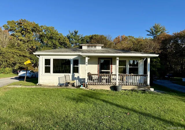 Single family home for sale at 8 E Dorsey Ln, Hyde Park, NY 12601 | MLS# 1065126