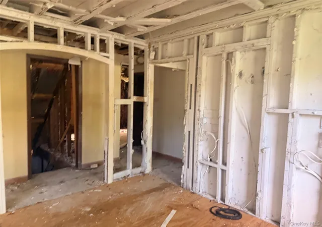 Photo 4 of Single family home for sale at 16 School St, Cortlandt, NY 10567 | MLS# 1065131 | Listing updated on 2026-10-23