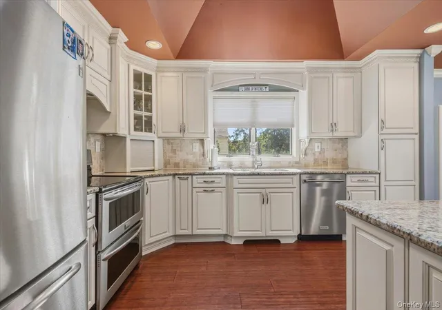 Photo 3 of Single family home for sale at 2 Jayne Ct, Smithtown, NY 11767 | MLS# 1065153 | Listing updated on 2026-10-28