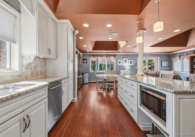 Photo 4 of Single family home for sale at 2 Jayne Ct, Smithtown, NY 11767 | MLS# 1065153 | Listing updated on 2026-10-28