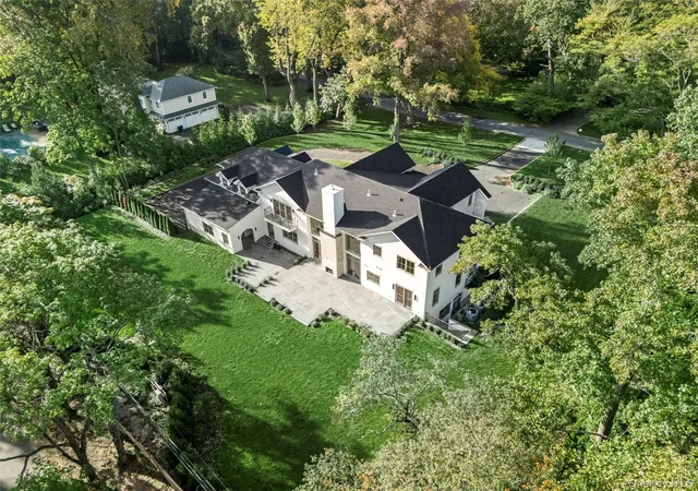 Photo 1 of Single family home for sale at 25 W Crk Farms, North Hempstead, NY 11050 | MLS# 1065296 | Listing updated on 2026-10-28