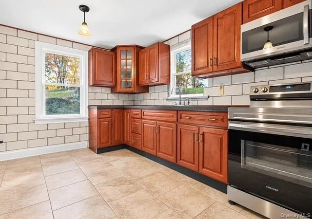 Photo 3 of Single family home for sale at 28 Hudson St, Kingston, NY 12401 | MLS# 1065299 | Listing updated on 2026-10-29