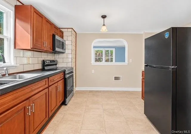Photo 4 of Single family home for sale at 28 Hudson St, Kingston, NY 12401 | MLS# 1065299 | Listing updated on 2026-10-29