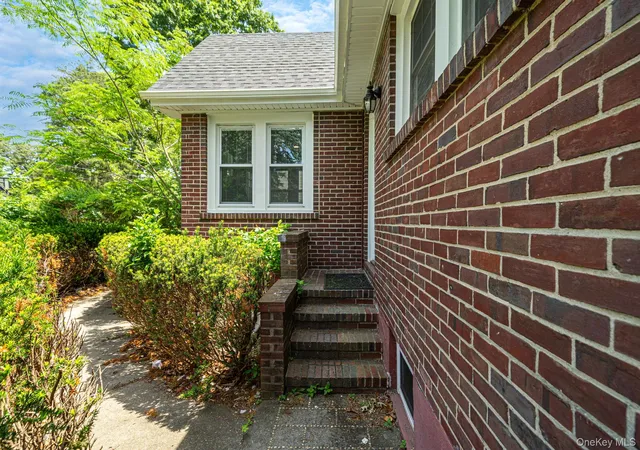 Photo 2 of Single family home for sale at 44 Elizabeth Ave, Smithtown, NY 11787 | MLS# 1065352 | Listing updated on 2026-10-28