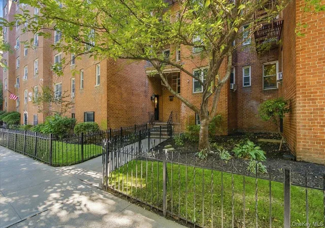 Condo for sale at 3325 81 Street #2E, New York, NY 11372 | MLS# 1065375