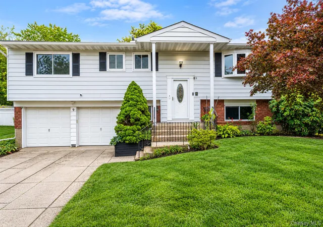 Single family home for sale at 9 Thorman Ln, Babylon, NY 11703 | MLS# 1065387