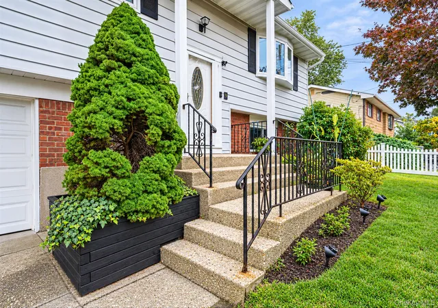 Photo 2 of Single family home for sale at 9 Thorman Ln, Babylon, NY 11703 | MLS# 1065387 | Listing updated on 2026-10-28