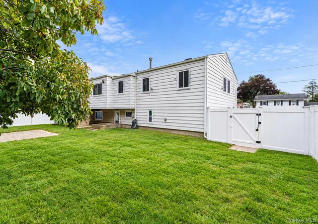 Photo 3 of Single family home for sale at 9 Thorman Ln, Babylon, NY 11703 | MLS# 1065387 | Listing updated on 2026-10-28