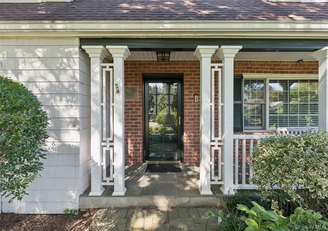 Photo 1 of Single family home for sale at 4 Briarcliff Pl, Huntington, NY 11743 | MLS# 1065430 | Listing updated on 2026-10-27