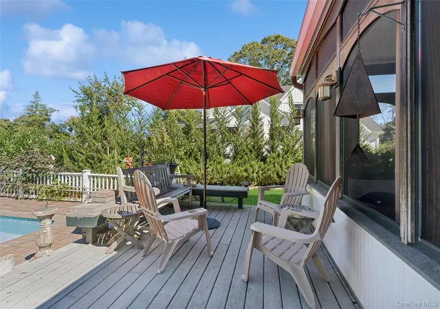 Photo 4 of Single family home for sale at 4 Briarcliff Pl, Huntington, NY 11743 | MLS# 1065430 | Listing updated on 2026-10-27